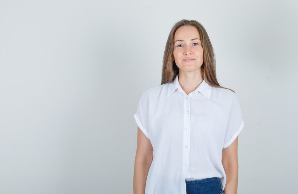 Élégance au travail : Chemise ou Blouse, le Choix Subtil de la Femme Sophistiquée