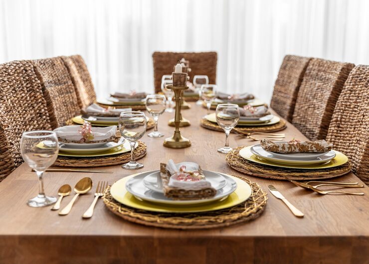Comment transformer une salle à manger avec des nappes et sets de table élégants ?